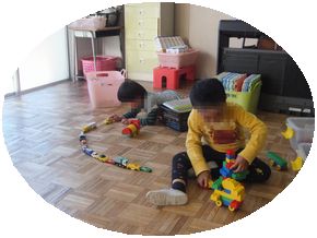 ブロックで遊んでいる写真