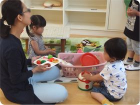 写真:保育室で遊ぶ親子