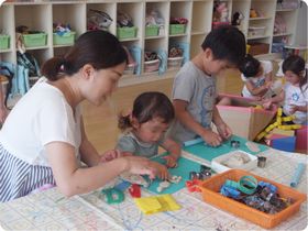 写真:粘土遊びの様子