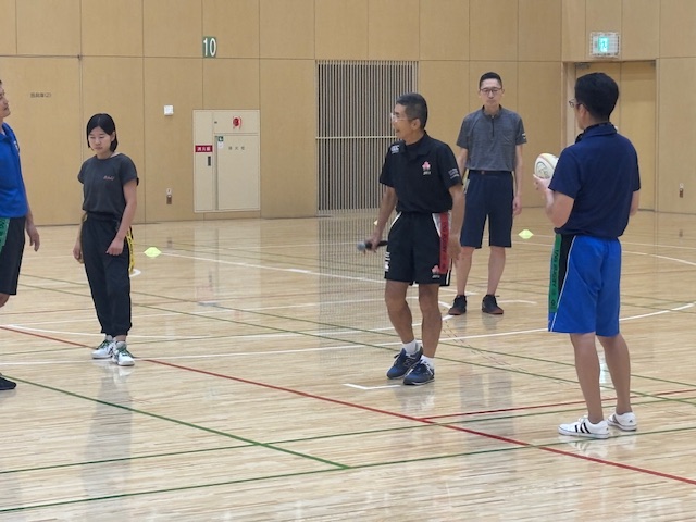 写真:講師が指導している様子