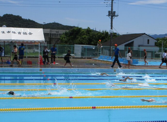 写真：記録会　自由形の様子2