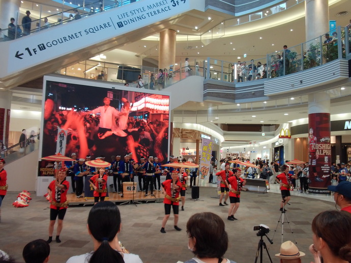 写真：越谷レイクタウンでキャンペーンスタッフが踊る様子
