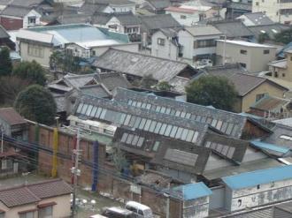写真:上空からは明り取りのために沢山窓のついたノコギリ屋根が見える
