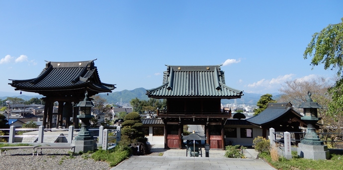 写真:晴れた日の山門