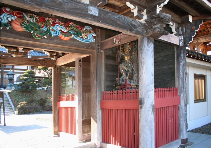 写真:山門下層、龍の彫刻と四天王