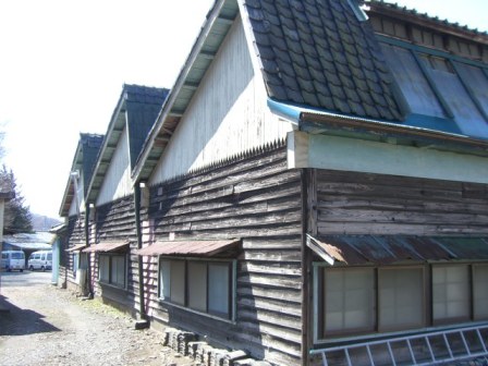 写真:須裁織物工場の外観