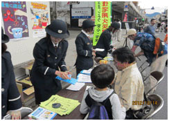 写真：女性消防団員が住宅用火災警報器の普及活動する様子