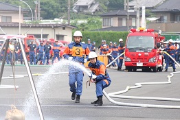 写真:ポンプ操法の様子