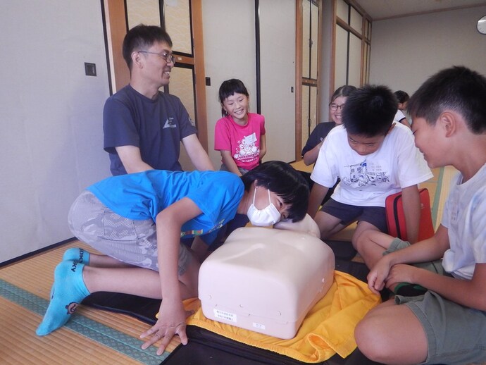 写真：胸骨圧迫の方法を学ぶ様子