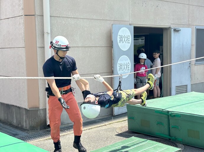 写真：チロリアン渡過で綱渡り