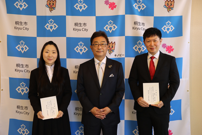 写真:委嘱状を掲げる松谷隊員と箱川隊員と市長