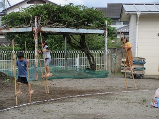 運動会 竹馬行進の写真