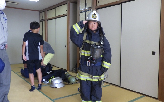 写真:防火衣と空気呼吸器の着装体験