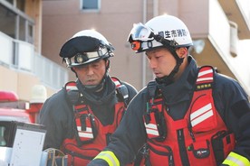 写真:活動状況を確認し、作戦を練る様子