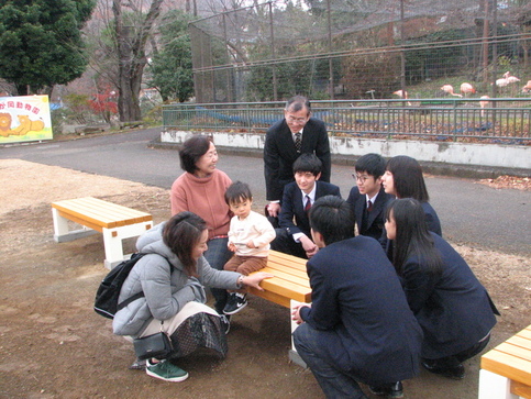 ベンチに座る来園者と作成した高校生の写真