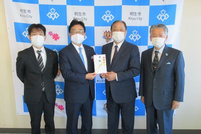 写真：桐生4ロータリークラブ様からの寄附の受け入れの様子