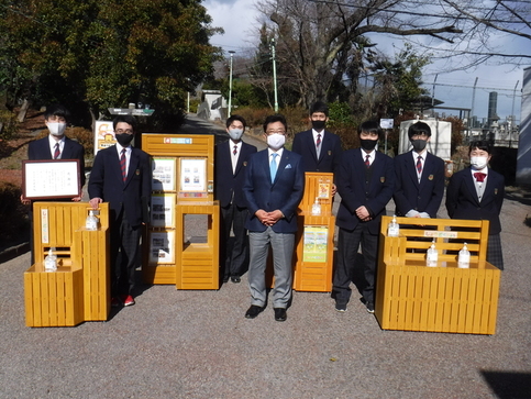 市長と桐生工業高校の生徒さんの集合写真