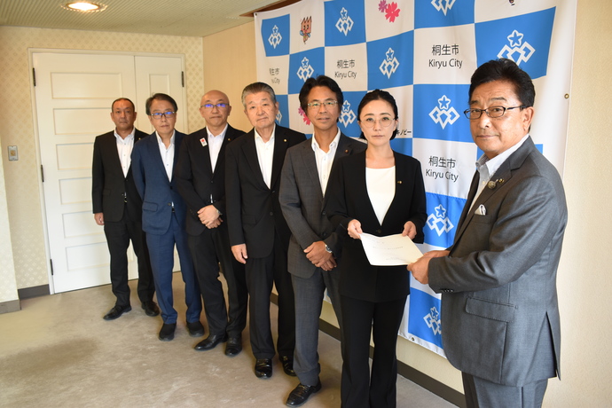写真:市長に要望書を提出する近藤委員長ほか議会改革調査特別委員会の委員