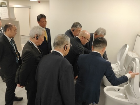 写真:株式会社LIXIL榎戸工場での視察