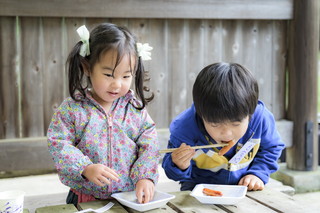 写真:夕ごはんを食べる子どもたち
