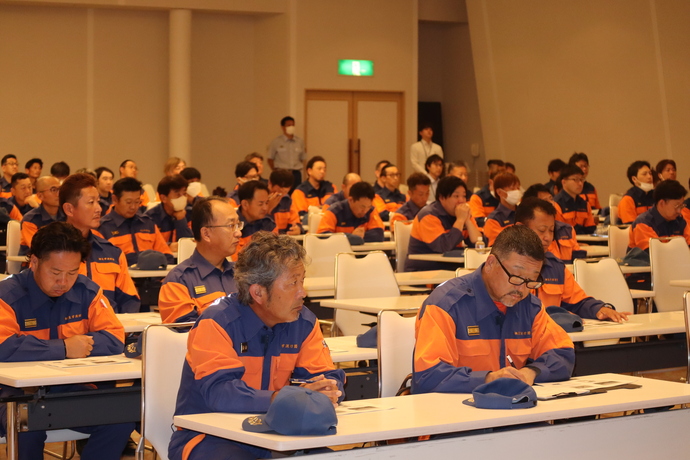 写真:真剣な表情で受講する消防団員