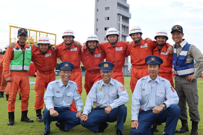 写真:消防長とともに集合写真