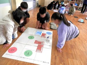 写真:小学校プログラミング