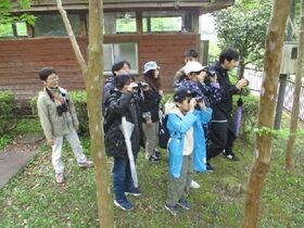 写真：双眼鏡を覗く参加者たち