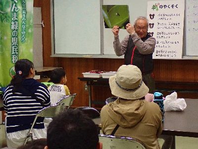 写真:紙芝居をして解説するレンジャー