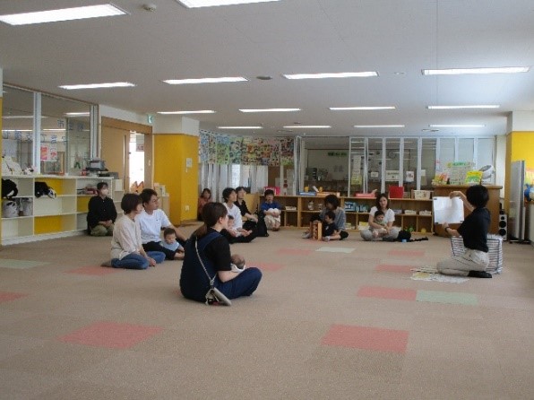 写真:保健師の話を聞く保護者たちの様子