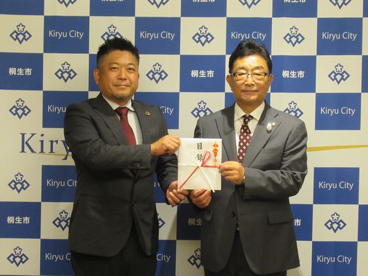 写真：紅陵造園株式会社様からの寄附の受け入れ様子