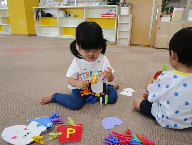 写真:おもちゃであそぶ子供の様子
