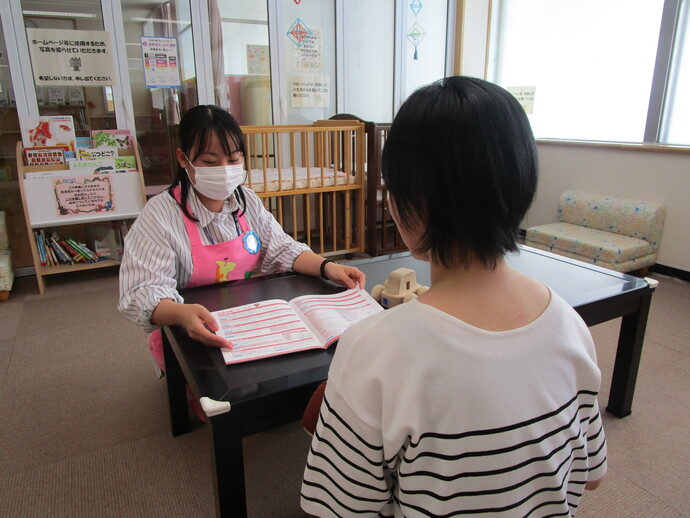 写真:保健師と1対1で話す保護者の様子