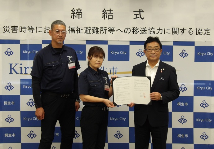 桐生市長と民間救急サービスRight様（代表者2名）の写真