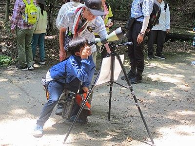 写真:スコープを覗いている子供
