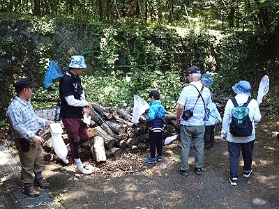 写真:虫あみを持って園内を歩く参加者たち