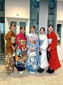 写真：着物を着た5人組の女子
