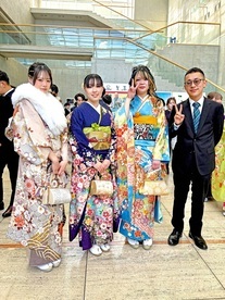 写真：スーツ着た男性1人、着物着た女性3人