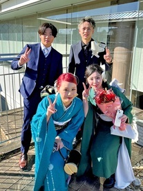 写真：スーツ着た男性2人と着物の女性2人