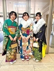 写真：着物を着た女性3人