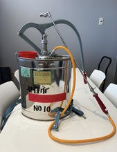1.背負式手動噴霧器（容量15リットル）の写真